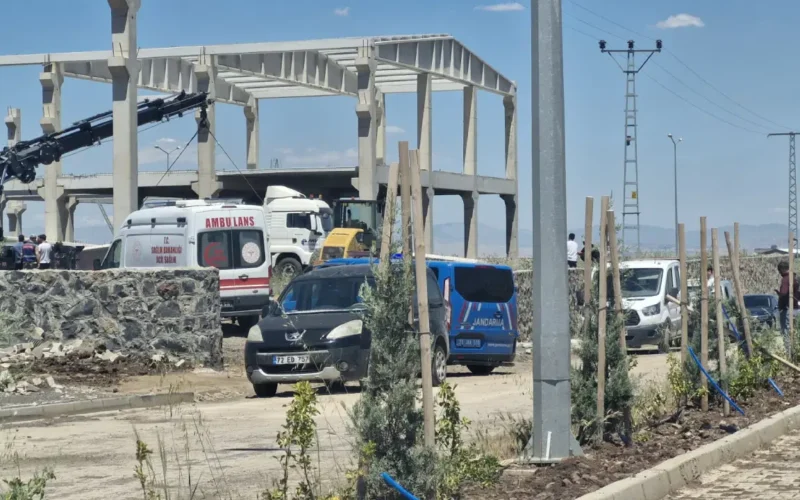 Diyarbakır’da iş cinayeti… Beton blok, işçilerin üzerine düştü: 1 ölü, 1 yaralı!